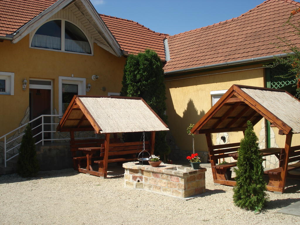 Viola Vendégház Pápa Exterior foto